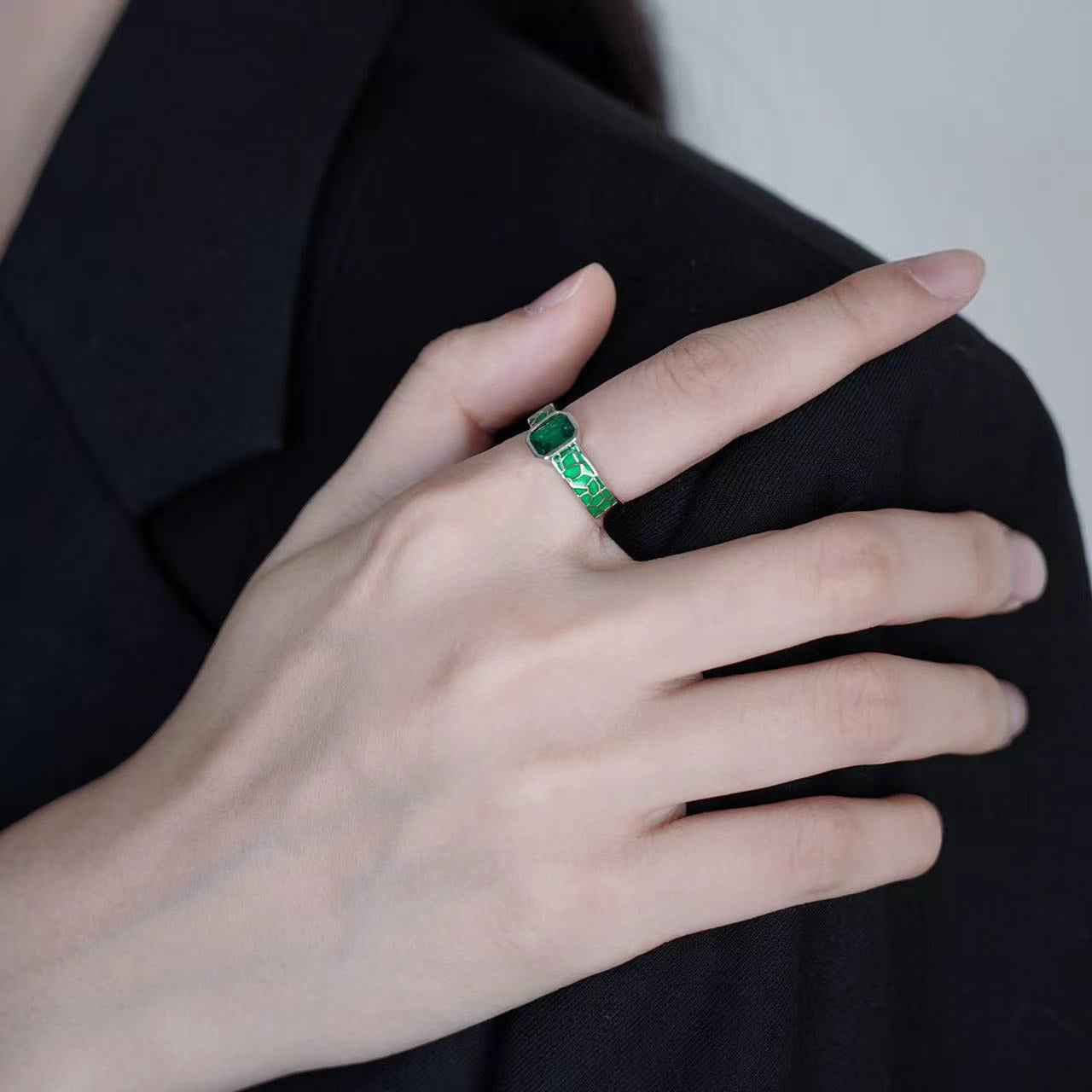 JOJO‘s Green Enamel Inlaid Green Zircon Ring