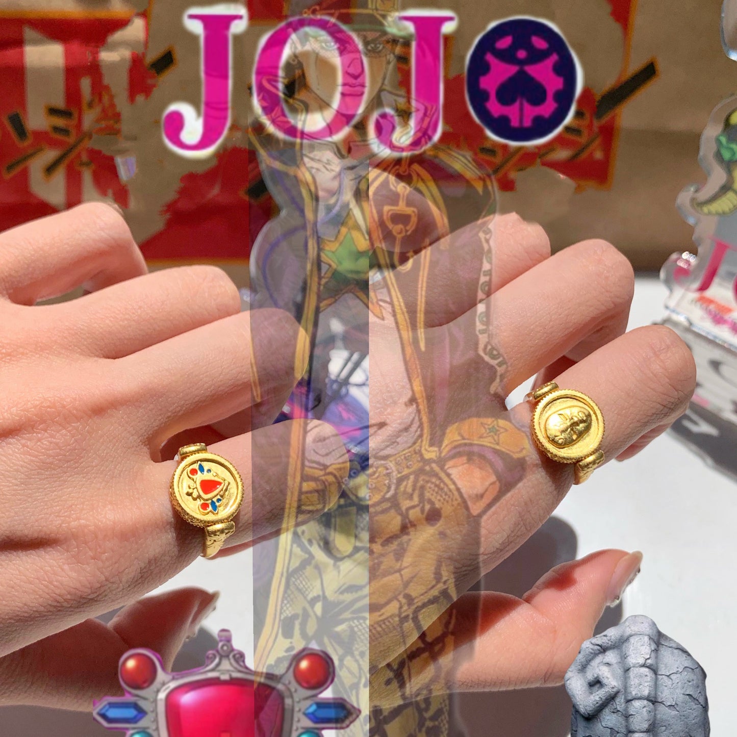 JOJO: Wearing a double-sided stone gargoyle ring and pendant on both sides