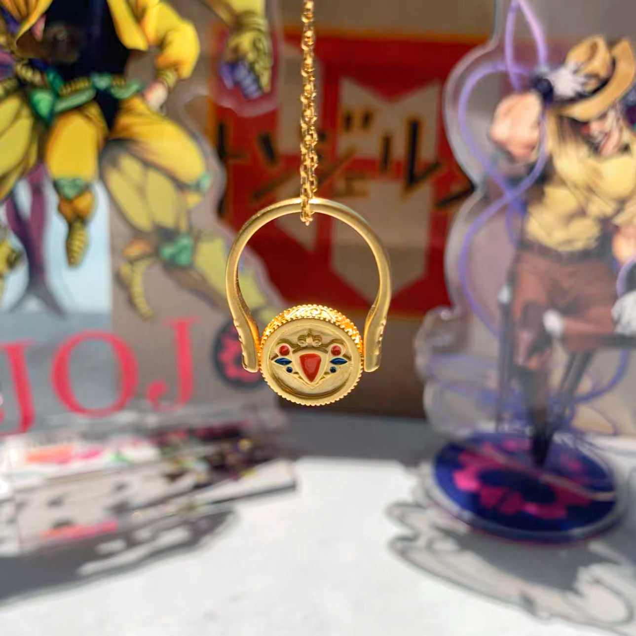 JOJO: Wearing a double-sided stone gargoyle ring and pendant on both sides