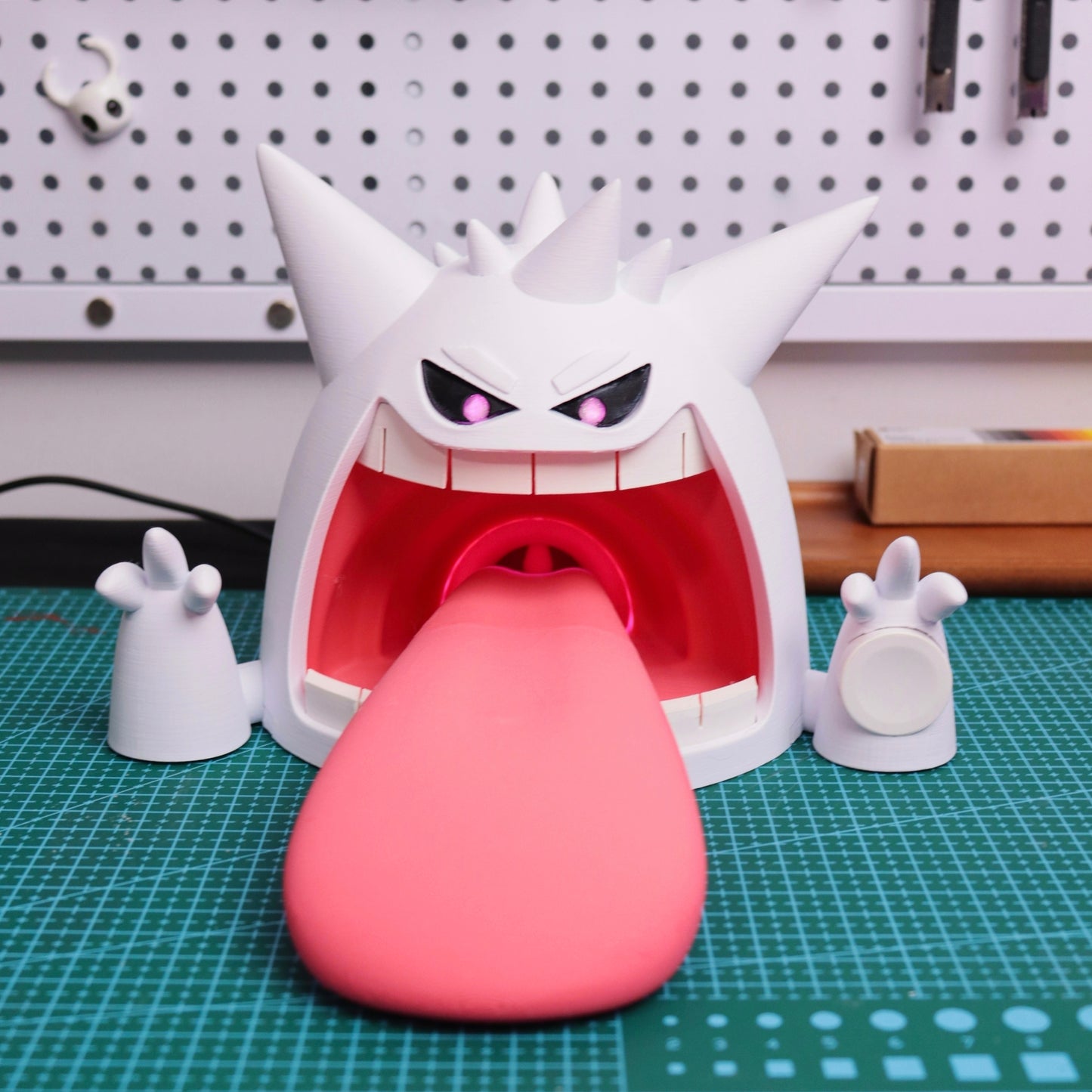Gigantamax Gengar wireless charger