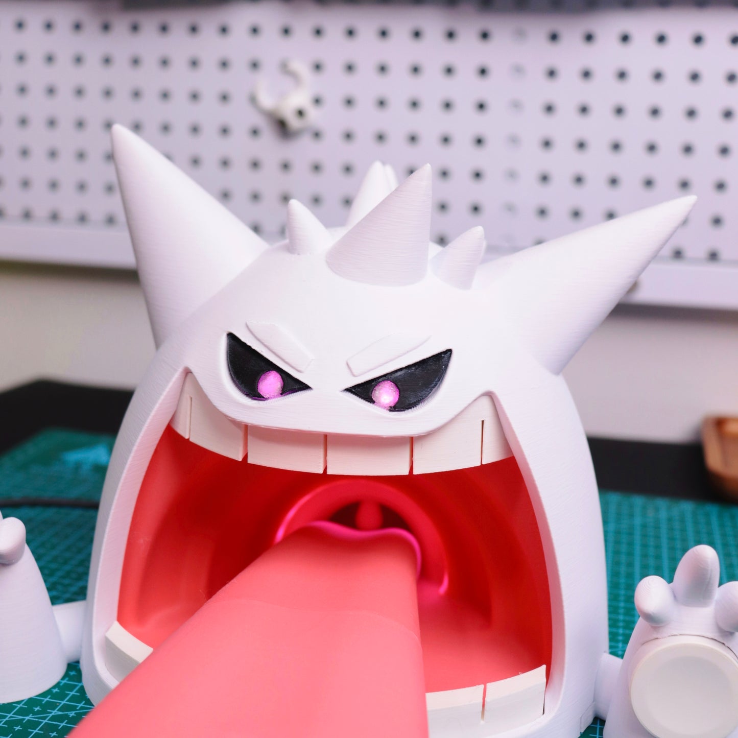 Gigantamax Gengar wireless charger