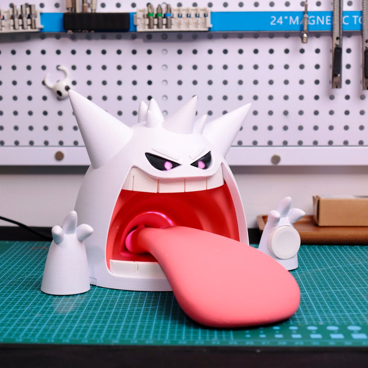 Gigantamax Gengar wireless charger