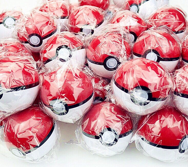20x Pokeball with different Pokemon characters
